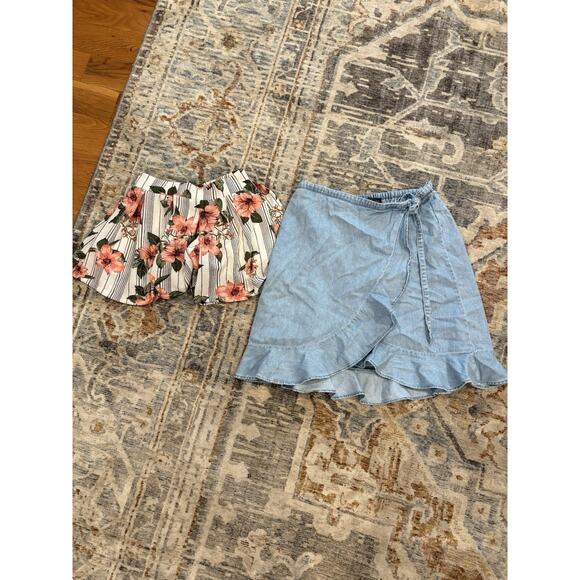 Lot Of 19 Pieces Of Women’s Clothing (sweaters, Shorts +more) Sized XS - Picture 4 of 7